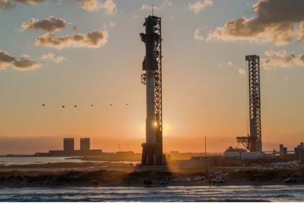 Ảnh của SpaceX cho thấy Starship được xếp tầng và sẵn sàng phóng